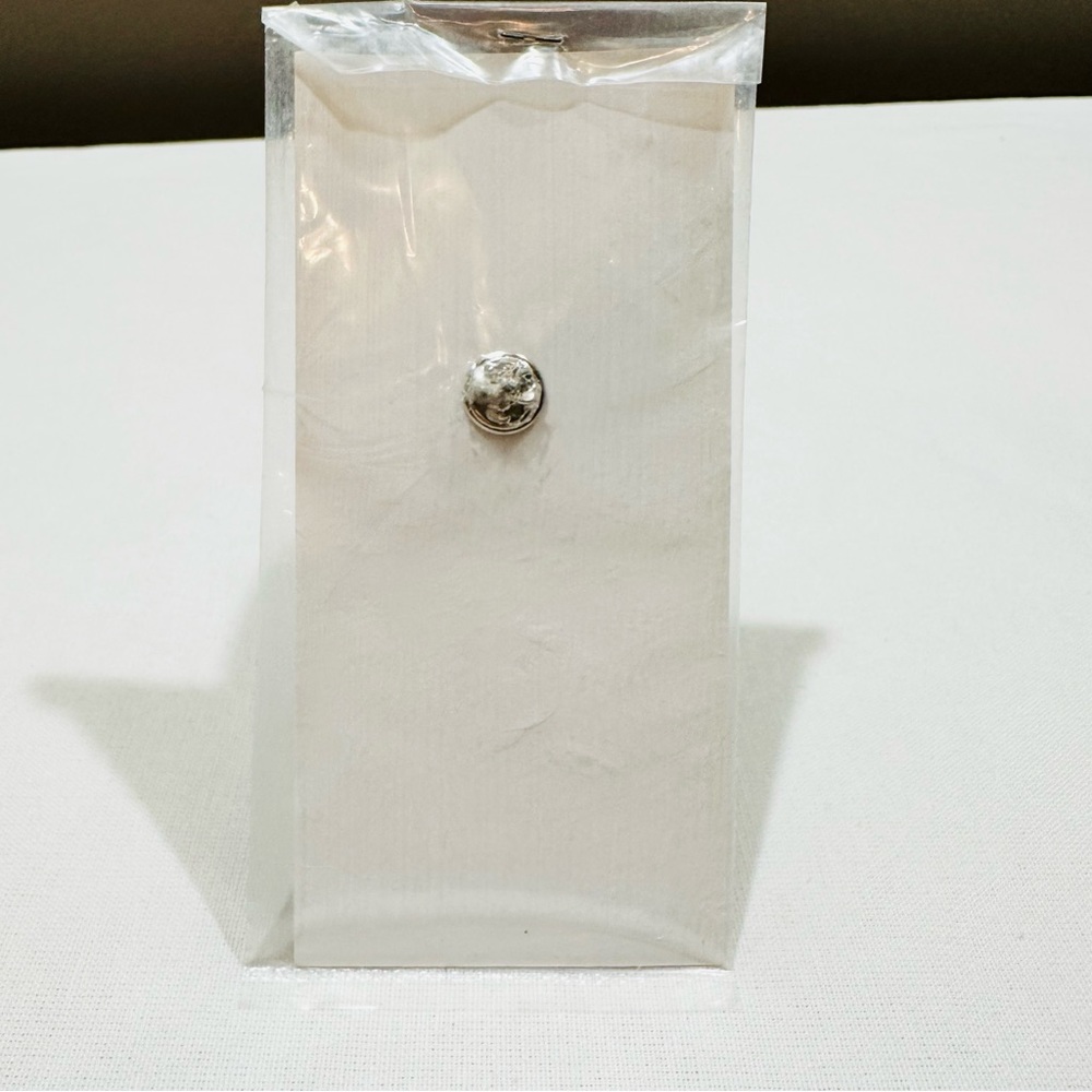 🛍️🛍️ VINTAGE 1998 ATLANTA BRAVES CHEVRON JULY 31 - AUGUST 2, 1999 PIN ⚾️ NWOT - Picture 2 of 4